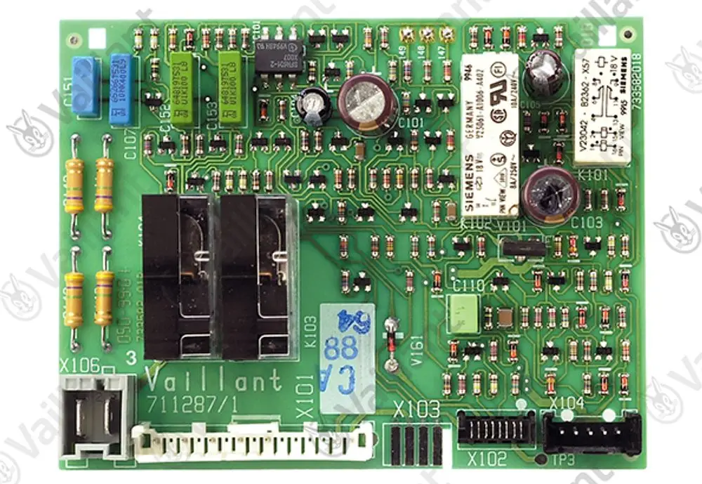 Grüne Leiterplatte mit verschiedenen elektronischen Bauteilen und Anschlüssen, beschriftet mit "Vaillant" und weiteren technischen Informationen.